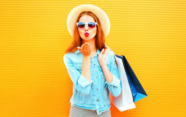 Elegante Chica Feliz Envía Beso Aire Sostiene Una Bolsa Compras — Foto de Stock