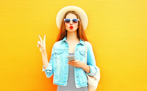 Chica Bastante Elegante Con Labios Rojos Está Utilizando Teléfono Inteligente — Foto de Stock