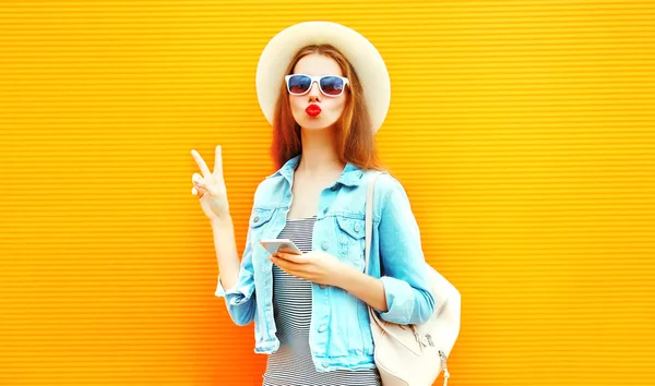 Cool Šťastná Dívka Červenými Rty Používá Smartphone Městě Oranžové Pozadí — Stock fotografie
