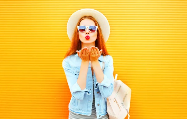 Coole Junge Frau Schickt Einen Luftkuss Auf Orangefarbenem Hintergrund — Stockfoto