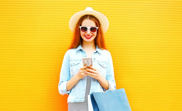 Elegante Chica Feliz Está Utilizando Teléfono Inteligente Ciudad Sobre Fondo — Foto de Stock