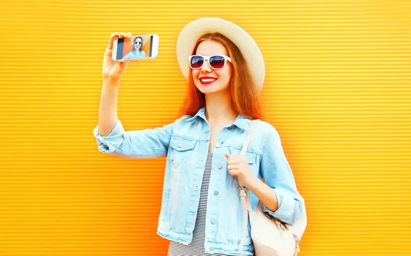Cool Girl Woman Takes Picture Self Portrait Smartphone Orange Background — Stock Photo, Image