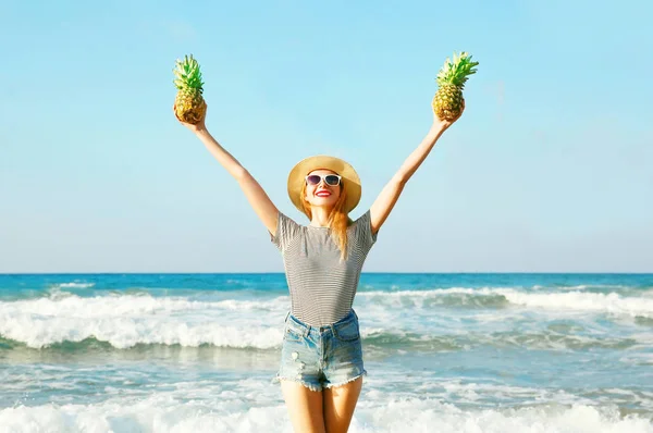 Feliz Mulher Sorridente Com Dois Abacaxi Dia Ensolarado Verão Praia — Fotografia de Stock