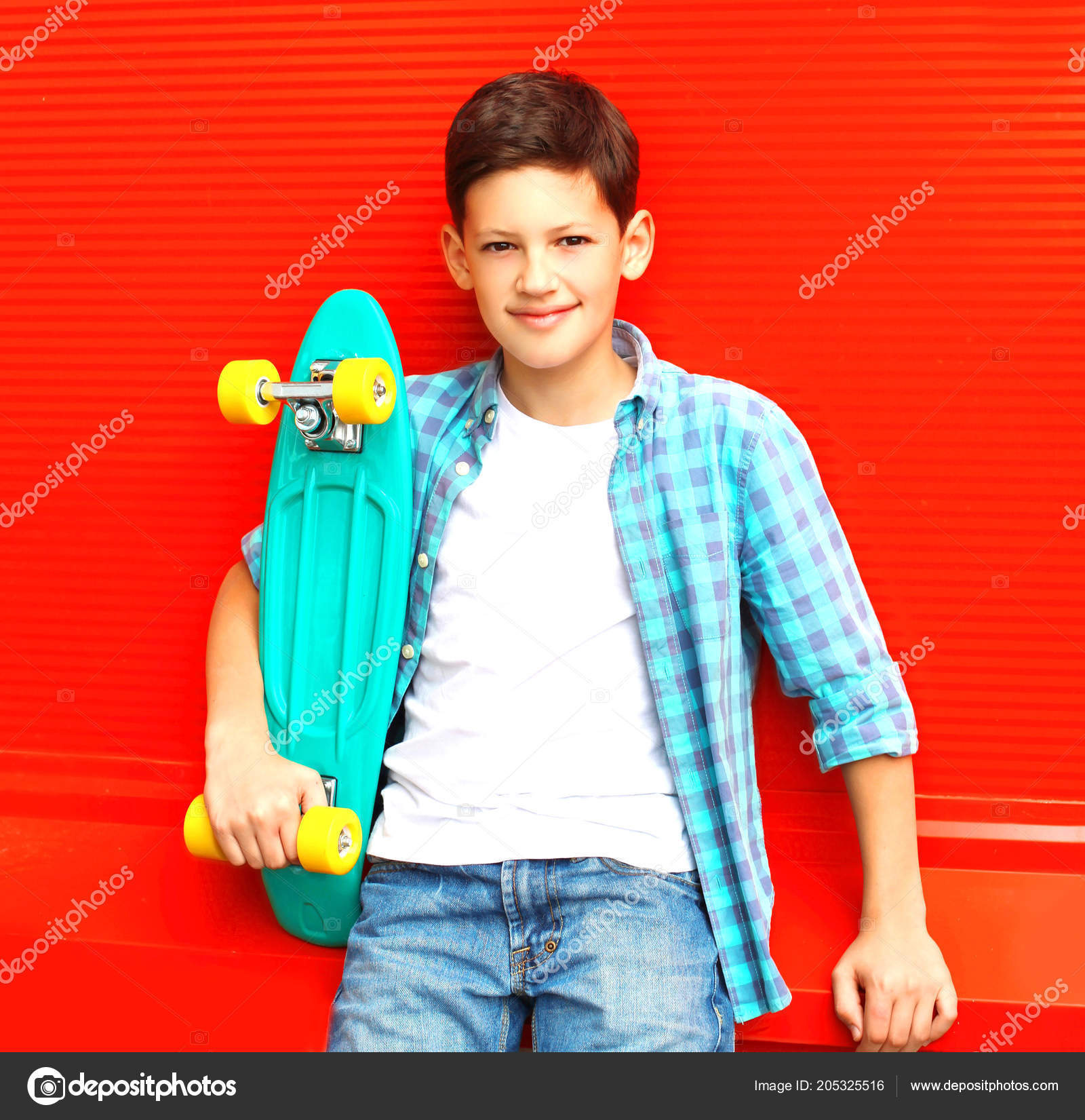 Shuraba filosofi struktur Fashion Smilende Teenager Dreng Med Skateboard Ternet Skjorte Rød Baggrund  — Stock-foto © Rohappy #205325516