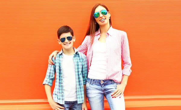 Moda Feliz Madre Con Hijo Adolescente Gafas Sol Camisas Cuadros —  Fotos de Stock