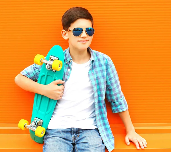 Retrato Moda Adolescente Niño Con Monopatín Con Gafas Sol Sobre —  Fotos de Stock