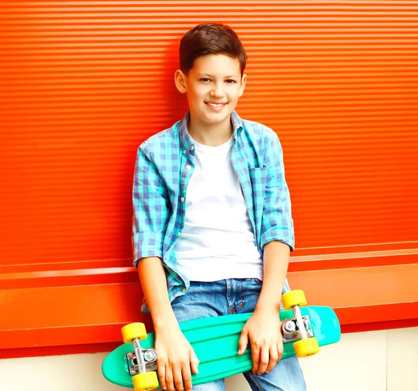 Módní Usmívající Dospívající Chlapec Skateboard Kostkované Košili Pozadí — Stock fotografie