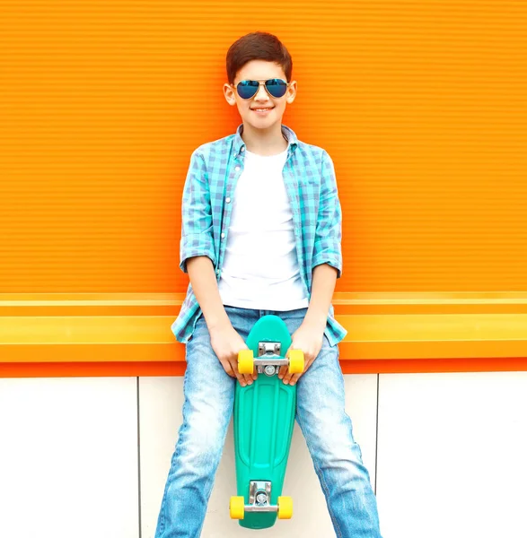 Moda Adolescente Sonriente Con Monopatín Sobre Fondo Naranja Colorido —  Fotos de Stock