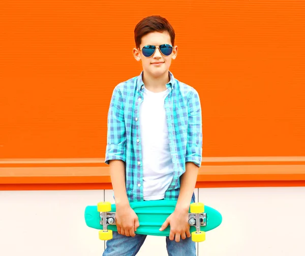 色鮮やかなオレンジ色の背景上のスケート ボードとファッションのティーンエイ ジャーの男の子 — ストック写真