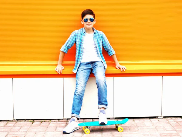 Mode Adolescent Garçon Avec Skateboard Pose Sur Fond Orange Coloré — Photo