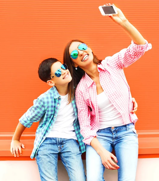 Feliz Madre Sonriente Con Hijo Adolescente Está Tomando Foto Autorretrato —  Fotos de Stock