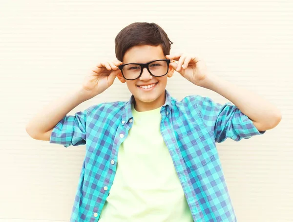 Retrato Feliz Adolescente Sonriente Gafas Con Una Camisa Cuadros Sobre —  Fotos de Stock