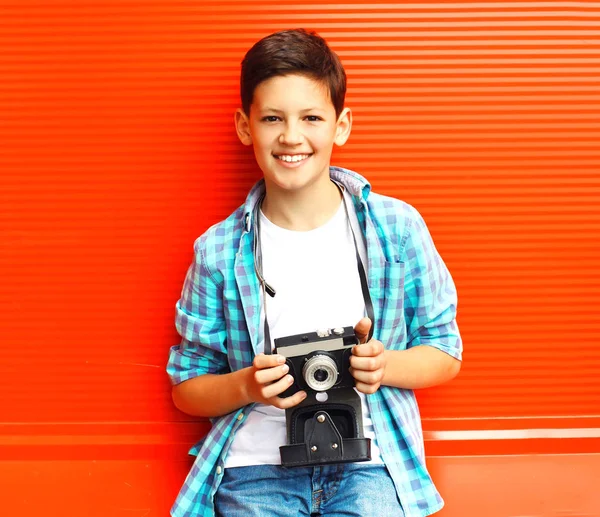 Retrato Feliz Adolescente Sonriente Con Cámara Retro Sobre Fondo Rojo —  Fotos de Stock