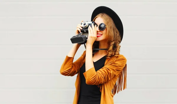 Bella Ragazza Cool Elegante Con Fotocamera Retrò Film Indossa Cappello — Foto Stock