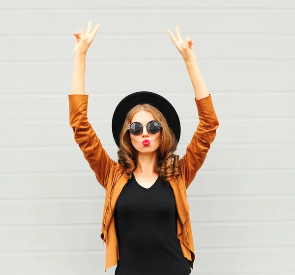 Крутая Девушка Черной Шляпе Солнцезащитных Очках Куртке Поднимает Руки Над — стоковое фото