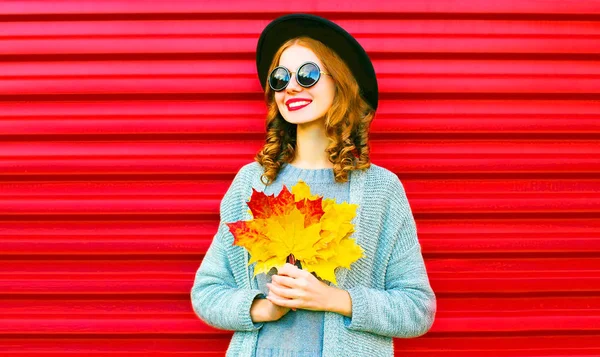 Стильный Счастливый Портрет Улыбающаяся Женщина Желтыми Листьями Клена Красном Фоне — стоковое фото