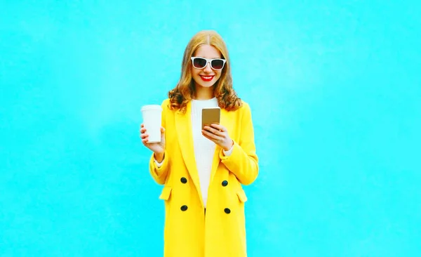 Модный Портрет Улыбающейся Женщины Помощью Смартфона Держит Чашку Кофе Цветном — стоковое фото