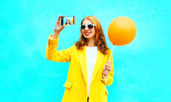 Mujer Sonriente Moda Toma Una Foto Autorretrato Teléfono Inteligente Sostiene — Foto de Stock