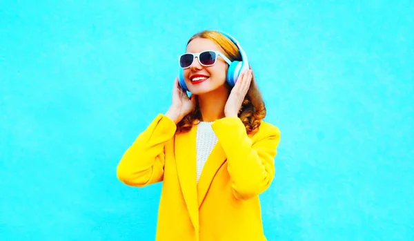 Портрет Щасливої Усміхненої Жінки Слухає Музику Навушниках Синьому Фоні — стокове фото