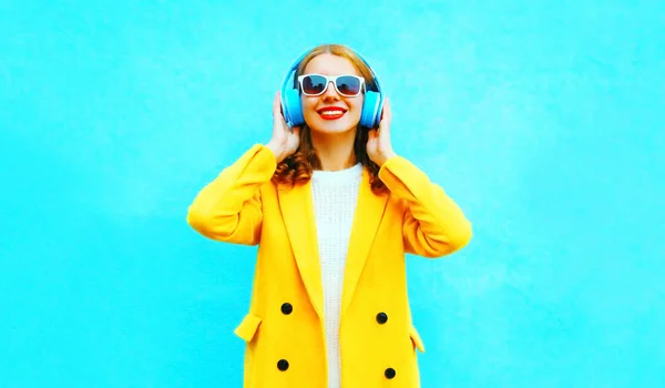 Портрет Счастливой Улыбающейся Женщины Слушает Музыку Наушниках Красочном Синем Фоне — стоковое фото