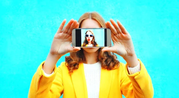 Mujer Toma Foto Autorretrato Teléfono Inteligente Sobre Fondo Azul Colorido — Foto de Stock