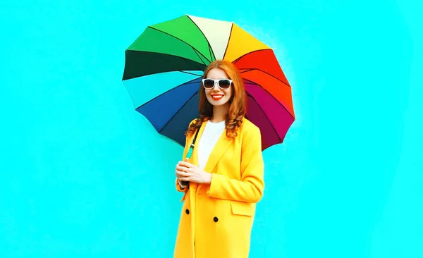 Модная Счастливая Улыбающаяся Женщина Цветной Пуговицей Желтой Куртке Синем Фоне — стоковое фото