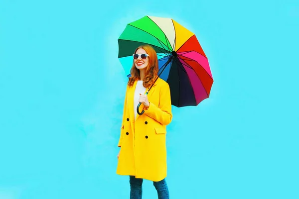 Moda Feliz Sorrindo Mulher Caminha Com Guarda Chuva Colorido Casaco — Fotografia de Stock