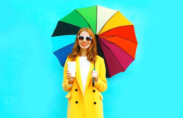 Glücklich Lächelnde Frau Mit Kaffeetasse Und Buntem Regenschirm Gelber Jacke — Stockfoto