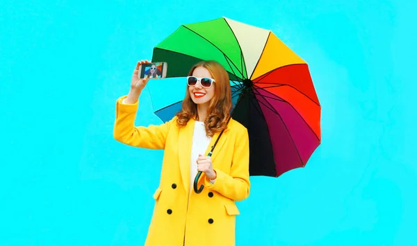 Feliz Mulher Sorridente Com Guarda Chuva Colorido Tomando Selfie Por — Fotografia de Stock