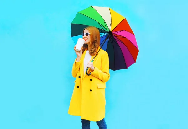 Счастливая Молодая Женщина Чашкой Кофе Красочным Зонтиком Желтой Куртке Пальто — стоковое фото