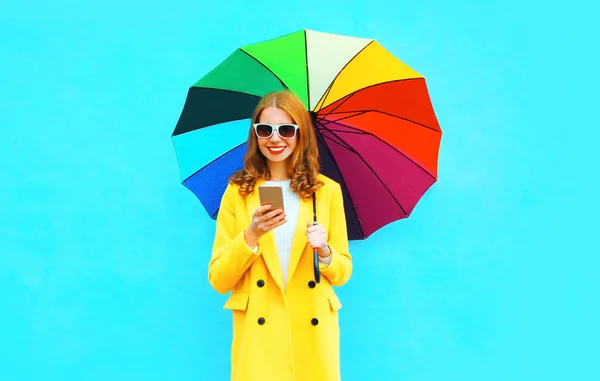 Joyeux Sourire Femme Avec Smartphone Tient Parapluie Coloré Veste Manteau — Photo