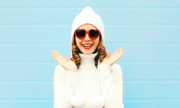 Retrato Feliz Sorrindo Mulher Surpreendida Forma Coração Óculos Sol Chapéu — Fotografia de Stock
