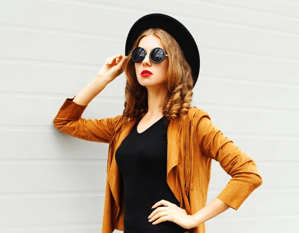 Модная Женщина Черной Круглой Шляпе Солнцезащитных Очках Куртке Фоне Стены — стоковое фото