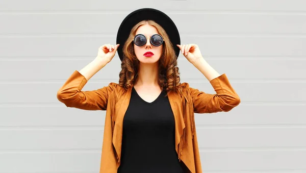 Mujer Moda Sombrero Redondo Negro Gafas Sol Chaqueta Sobre Fondo — Foto de Stock