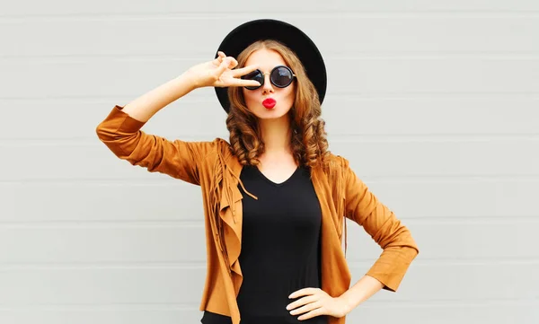 Mode Cooles Mädchen Mit Schwarzem Rundhut Sonnenbrille Macht Luftkuss Auf — Stockfoto