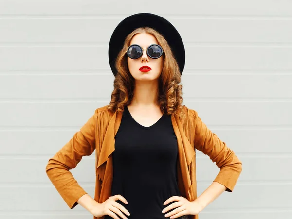 黒い丸い帽子 サングラス 灰色の壁の背景にジャケット ファッション女性 — ストック写真