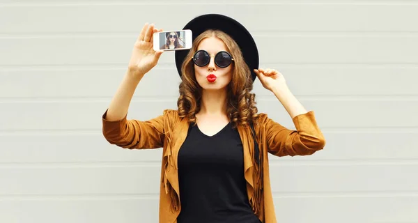 Femme Mode Prenant Des Photos Selfie Par Smartphone Chapeau Rond — Photo