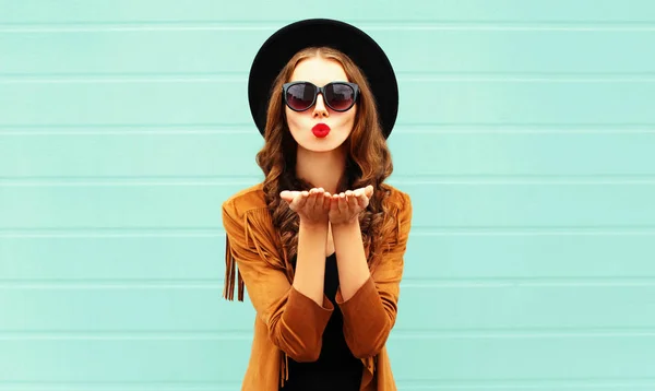 Retrato Moda Mujer Bonita Envía Aire Dulce Beso Sombrero Redondo — Foto de Stock