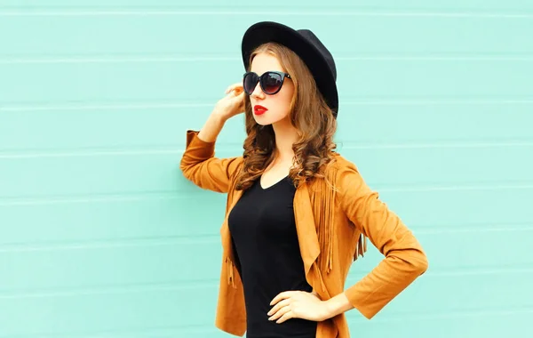 黒い丸い帽子 灰色の壁の背景にポーズのサングラスのファッション肖像若い女性 — ストック写真