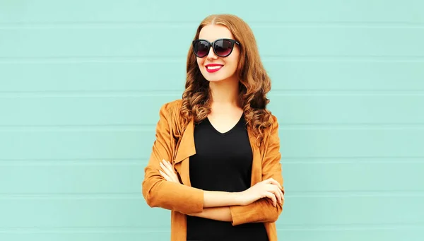 Retrato Moda Mujer Sonriente Gafas Sol Sobre Fondo Pared — Foto de Stock