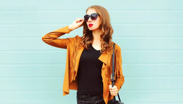 Moda Joven Posando Gafas Sol Sobre Fondo Pared —  Fotos de Stock