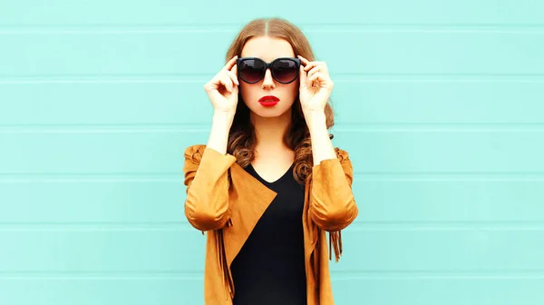 Retrato Moda Jovem Mulher Óculos Sol Fundo Parede — Fotografia de Stock