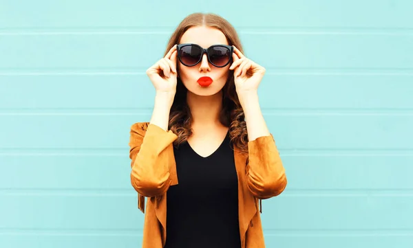 Portrait Jolie Femme Fait Baiser Air Dans Les Lunettes Soleil — Photo