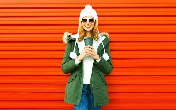 Mode Glad Leende Kvinna Håller Kaffekopp Röd Vägg Bakgrund — Stockfoto