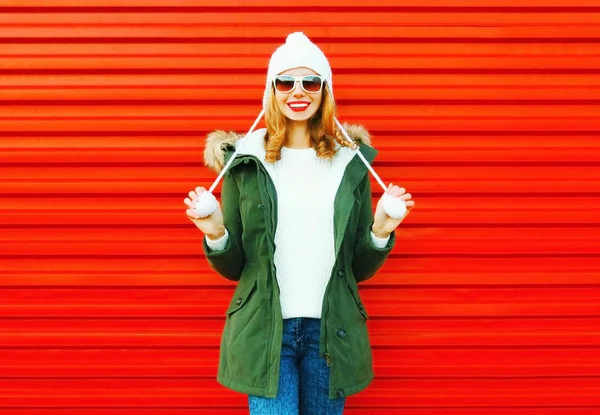 Moda Mujer Sonriente Feliz Posando Sobre Fondo Rojo Ciudad — Foto de Stock