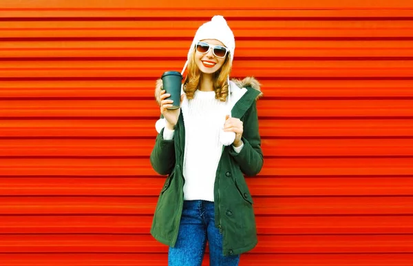 Mode Glad Leende Kvinna Håller Kaffekopp Röd Vägg Bakgrund — Stockfoto