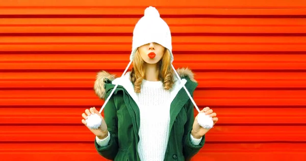 Мода Портрет Женщина Делает Воздушный Поцелуй Красными Губами Вязаной Шляпе — стоковое фото