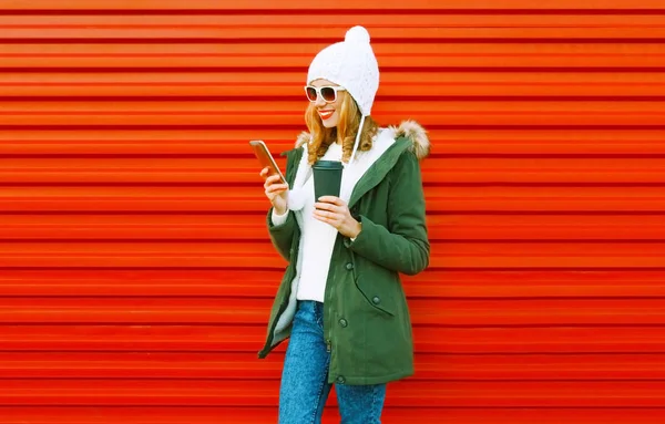 Moda Mulher Sorridente Está Usando Smartphone Com Xícara Café Fundo — Fotografia de Stock