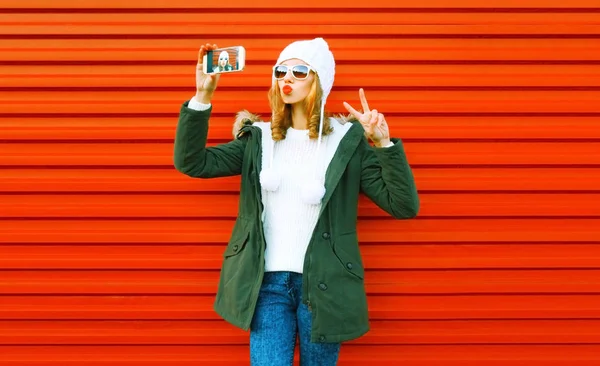 Selfie Yanında Smartphone Kırmızı Zemin Üzerine Alarak Genç Kadın Moda — Stok fotoğraf