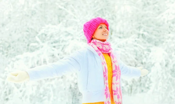 カラフルなニット帽子の幸せな笑顔の女性 スカーフを楽しむ雪の背景 — ストック写真
